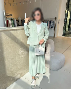 کت و دامن پلیسه