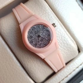 ساعت دخترانه ضد آب Q&Q رنگ صورتی شاین دار