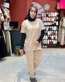 تی‌شرت و شلوار قواره دار