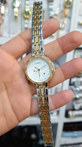 ساعت مچی زنانه چنل Chanel موتور کوارتز باکیفیت و طراحی زیبا (بند نقره ای طلائی صفحه سفید)