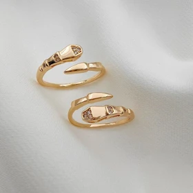 انگشتر طرح مار نگین‌دار – الهام‌گرفته از کالکشن Serpenti بولگاری