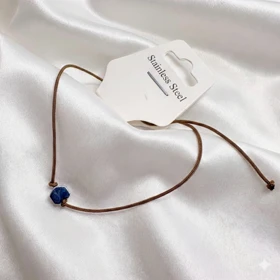 دستبند نخی طرح «هگزاگون» | پلاک استیل سیلور با بند قهوه‌ای ظریف