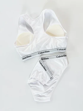 ست نیم‌تنه کاپ‌دار وسط باز و شورت اسلیپ نخ پنبه کلوین کلاین Calvin klein