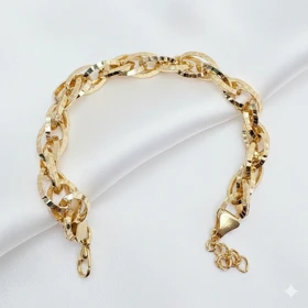 دستبند برند شین مدل «بیضی زرین» | با آبکاری طلای 24 عیار و تراش‌های درخشان