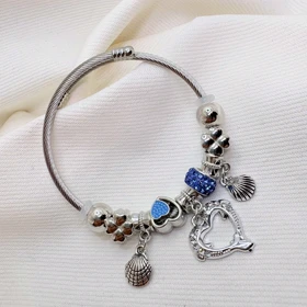 دستبند بنگل استیل طرح «پاندورا اقیانوسی» | با آویز صدف و قلب آبی