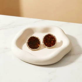 گوشواره طرح سنگ ابروبادی قهوه‌ای با فریم طلایی
