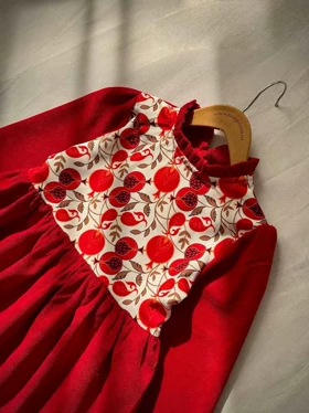 پیراهن دخترانه یلدا طرح ترنج و انار