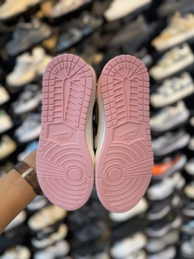 کتانی زنانه جردن وان ساق‌دار سرمه ای صورتی