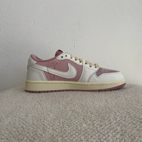 ترویس جردن صورتی-کرم