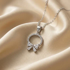گردنبند پلاک دایره‌ای با طرح پاپیون نگین‌دار