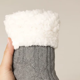 پاپوش زنانه پشمی داخل خزدار بافت طرح پیچ خاکستری – کف استپ‌دار و فوق‌گرم