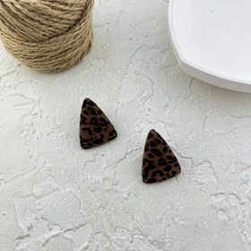 گوشواره زنانه مدل پانترا تریا طرح پلنگی سهگوش با بافت مخملی