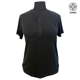 تیشرت مشکی طرح دکمه