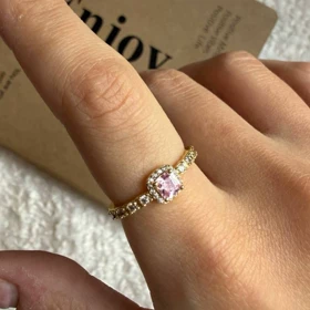 انگشتر با نگین صورتی