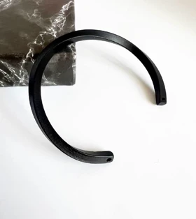 دستبند النگویی باز (Open Cuff) مردانه ضخیم – مشکی مات و مینیمال