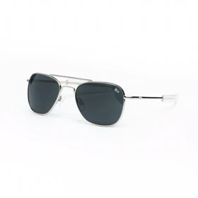 خرید عینک American Optical AO Pilot با طراحی کلاسیک خلبانی، فریم فلزی طلایی و لنز تیره؛ انتخابی اصیل برای استایلهای کلاسیک و ماندگار (نقرهای)