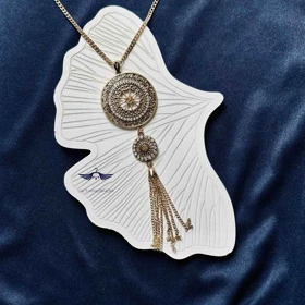 گردنبند استیل رو لباسی سیاه قلم