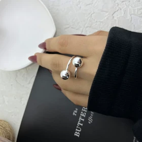 انگشتر زنانه با طرح توپی مینیمال