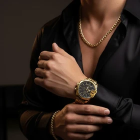 ست ساعت مچی مردانه طلایی صفحه مشکی مدل U700 + دستبند و گردنبند کارتیه رنگ طلایی