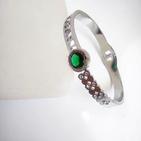 دستبند بنگل زنانه زرمیس استیل نقره‌ای طرح نگین زمردی (سبز) و تراش الماس
