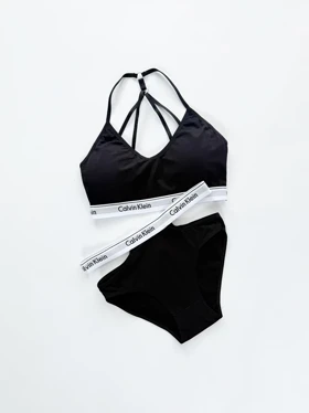 ست نیم‌تنه کاپ‌دار پشت‌باز بندی و شورت اسلیپ بغل باز کلوین کلاین Calvin Klein