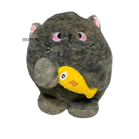 عروسک پولیشی گربه تپل ماهی به دست