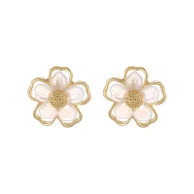 گوشواره طرح گل سفید طلایی نگین‌دار