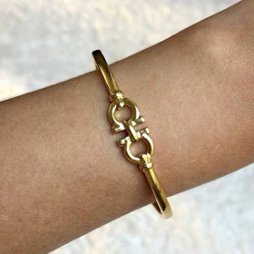 دستبند طلایی با نماد درهم‌تنیده
