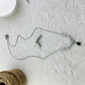 نیم‌ست زنانه مدل زمردینا طرح جواهر برگ با نگین زمردی درخشان (گردنبند و گوشواره)