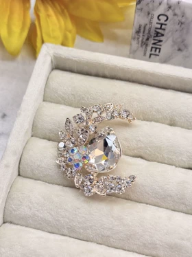 گل سینه ماه و نگین اشک کد mah069