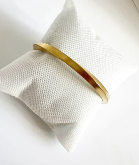 بنگل (Bangle) مردانه/یونیسکس ساده و ضخیم – آبکاری طلایی مات و مدرن