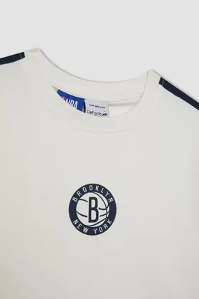 تیشرت آستین کوتاه یقه کوتاه DeFactoFit NBA Brooklyn Nets Crop B9984AX24SM