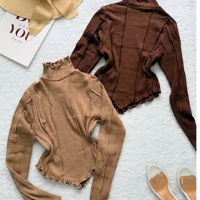تاپ بافتنی آجدار یقه بلند قهوه‌ای با درزهای نمایان