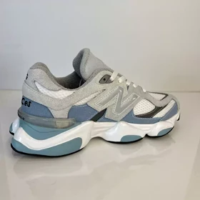 کفش روزمره مردانه نیوبالانس مدل 9060 با رویه چرم طوسی سفید