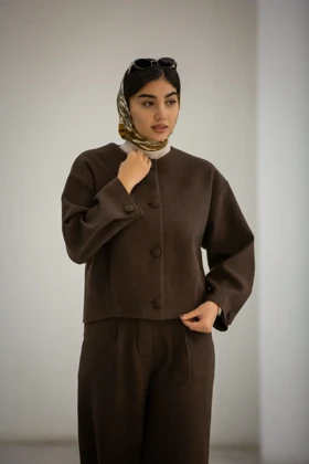 کت کراپ دخترانه مچ دکمه دار (قهوه ای)