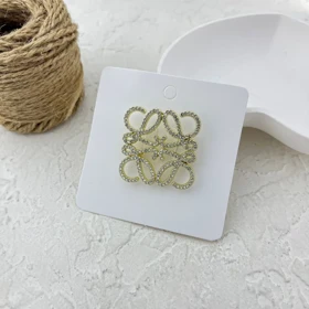 گل سینه زنانه طرح لووه، انتخابی شیک برای بانوان خوش سلیقه