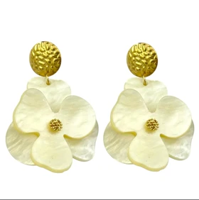 گوشواره زنانه مدل مایلین طرح گل صدفی مینیمال با جزئیات طلایی