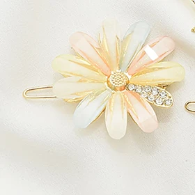 گیره مو زنانه مدل نگینی بابونه و قلب بسته 2 عددی