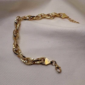 دستبند برند شین مدل «بیضی زرین» | با آبکاری طلای 24 عیار و تراش‌های درخشان