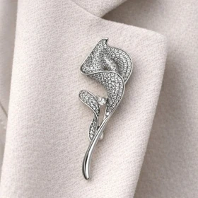 سنجاق سینه زنانه ژوپینگ مدل رزآرا طرح گل رز نگین‌دار نقره ای