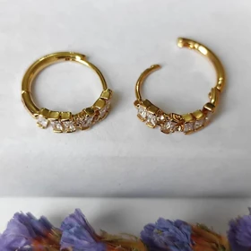 گوشواره حلقه‌ای کوچک (Huggie Hoop) نگین‌های باگت طلایی