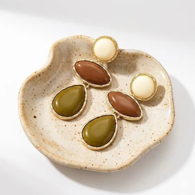 گوشواره آویز مدل سنگ سه‌تکه – ترکیب رنگ زیتونی، قهوه‌ای و کرم