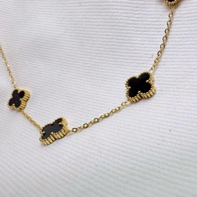 گردنبند استیل طرح «ونکلیف» 5 گل | رنگ طلایی با نگین‌های مشکی (مشابه طلا)