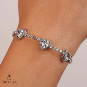 دستبند سه قلب نگین‌دار