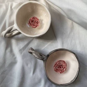 فنجان سرامیکی دستساز طرح گل رز