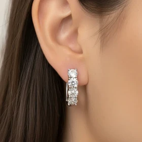 گوشواره حلقه‌ای زنانه ژوپینگ مدل درخشانا طرح جواهری نگین‌دار نقره‌ای