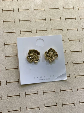 گوشواره گل طلایی کوچک