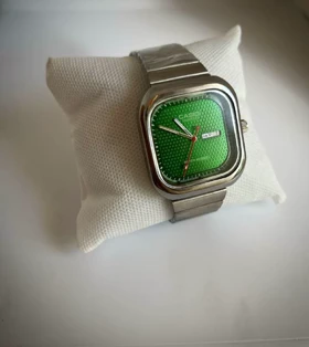 ساعت مچی کلاسیک کاسیو (Casio) – صفحه مربع/بالشی سبز و بند فلزی (نمایشگر عربی)