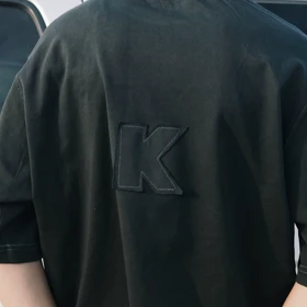 تی‌شرت طرح K