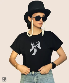 کراپ زنانه طرح دست چهره